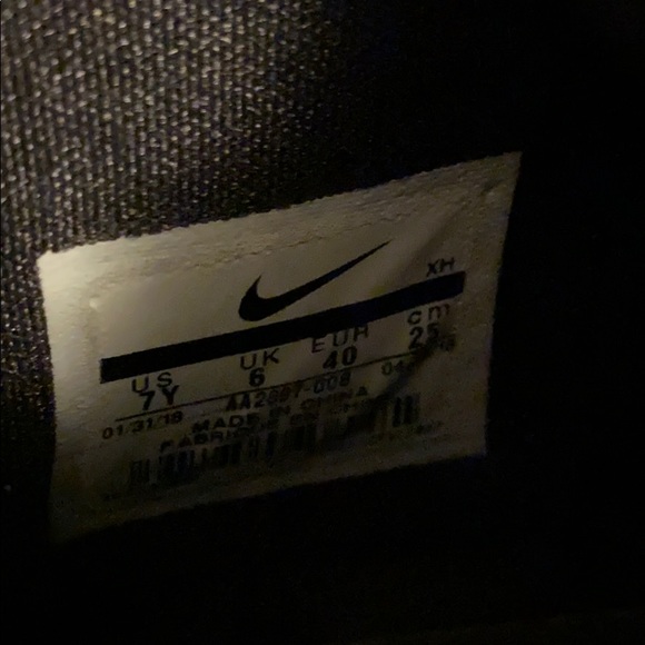 Basketball shoes - Picture 3 of 3